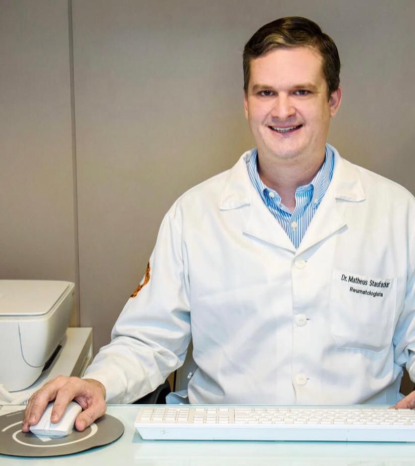Dr. Matheus Staufackar Carlos